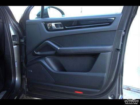 Used 2020 Porsche Cayenne E-Hybrid w/ Premium Plus Package image 37