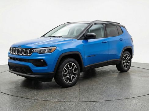 Used 2025 Jeep Compass Trailhawk AWD/4WD image 3