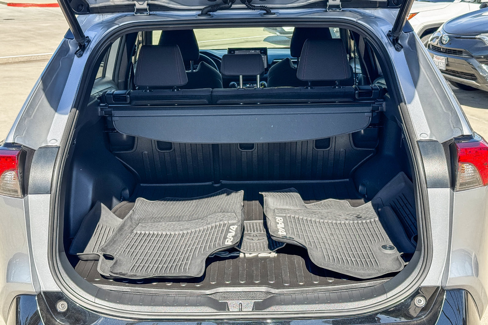 Used 2021 Toyota RAV4 SE w/ Weather & Moonroof Package AWD/4WD image 25