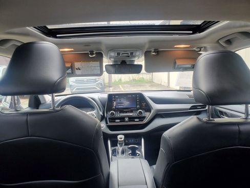 Used 2022 Toyota Highlander XLE FWD image 2