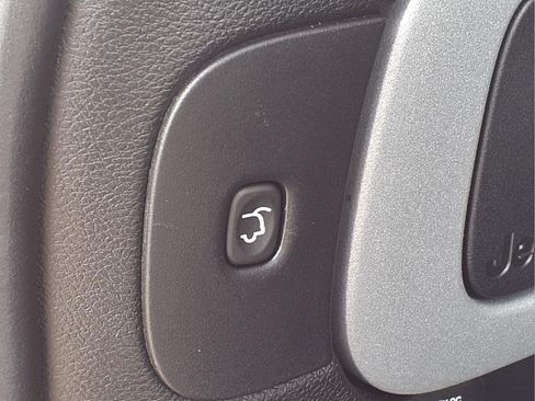 Used 2018 Jeep Cherokee Limited AWD/4WD image 6