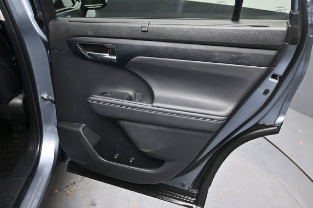 Used 2024 Toyota Highlander XLE AWD/4WD image 22