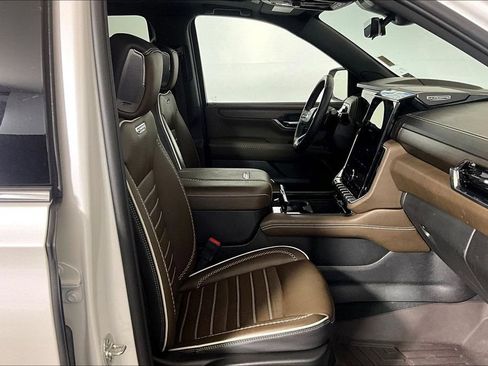 Used 2025 GMC Yukon Denali Ultimate AWD/4WD image 6