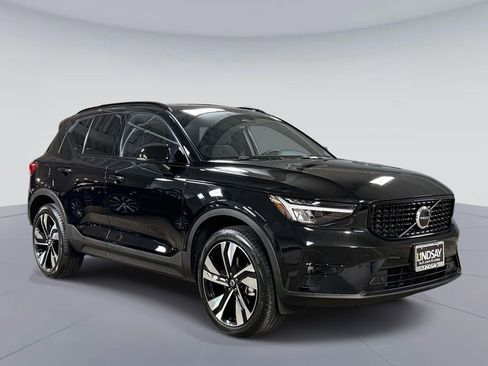 Used 2023 Volvo XC40 B5 Plus w/ Climate Package AWD/4WD image 9
