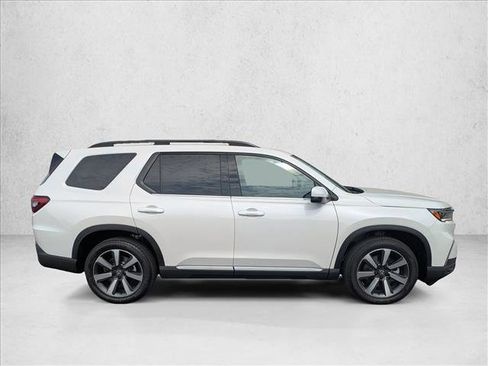 Certified 2025 Honda Pilot Touring image 4