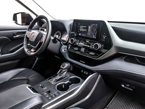 Used 2024 Toyota Highlander XLE image 16