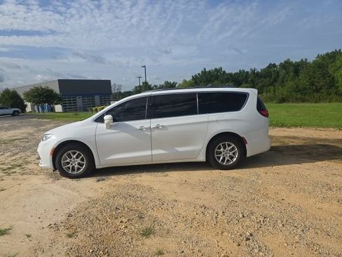 Used 2021 Chrysler Pacifica Touring-L FWD image 4