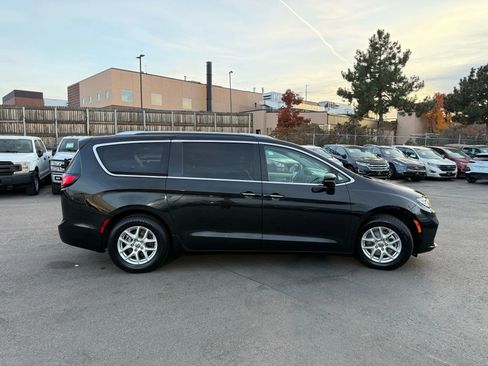 Used 2021 Chrysler Pacifica Touring-L image 9