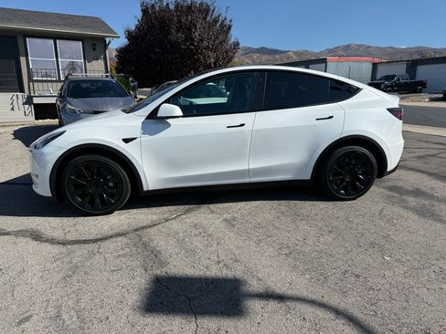 Used 2022 Tesla Model Y Long Range image 2