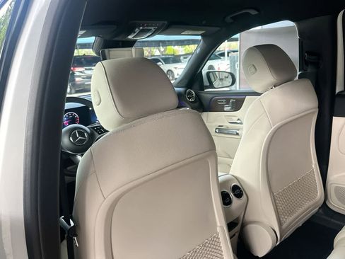 Used 2025 Mercedes-Benz GLB 250 4MATIC w/ Exclusive Package image 23