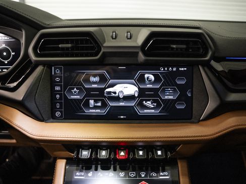 Used 2025 Lamborghini Urus SE AWD/4WD image 39