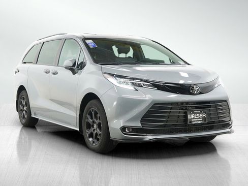 Used 2026 Toyota Sienna XLE Woodland Edition AWD/4WD image 7
