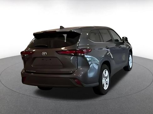 Used 2025 Toyota Highlander LE FWD image 16