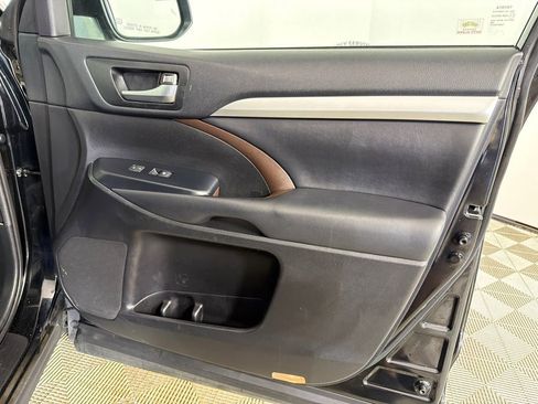 Used 2019 Toyota Highlander XLE image 16