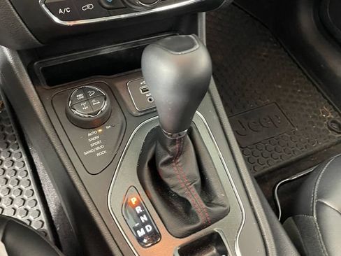 Used 2019 Jeep Cherokee Trailhawk w/ Cold Weather Group AWD/4WD image 9
