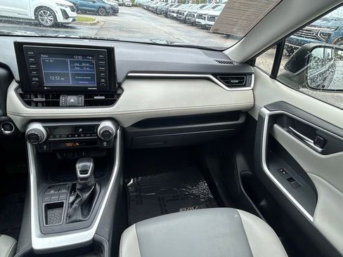 Used 2020 Toyota RAV4 XLE Premium FWD image 17