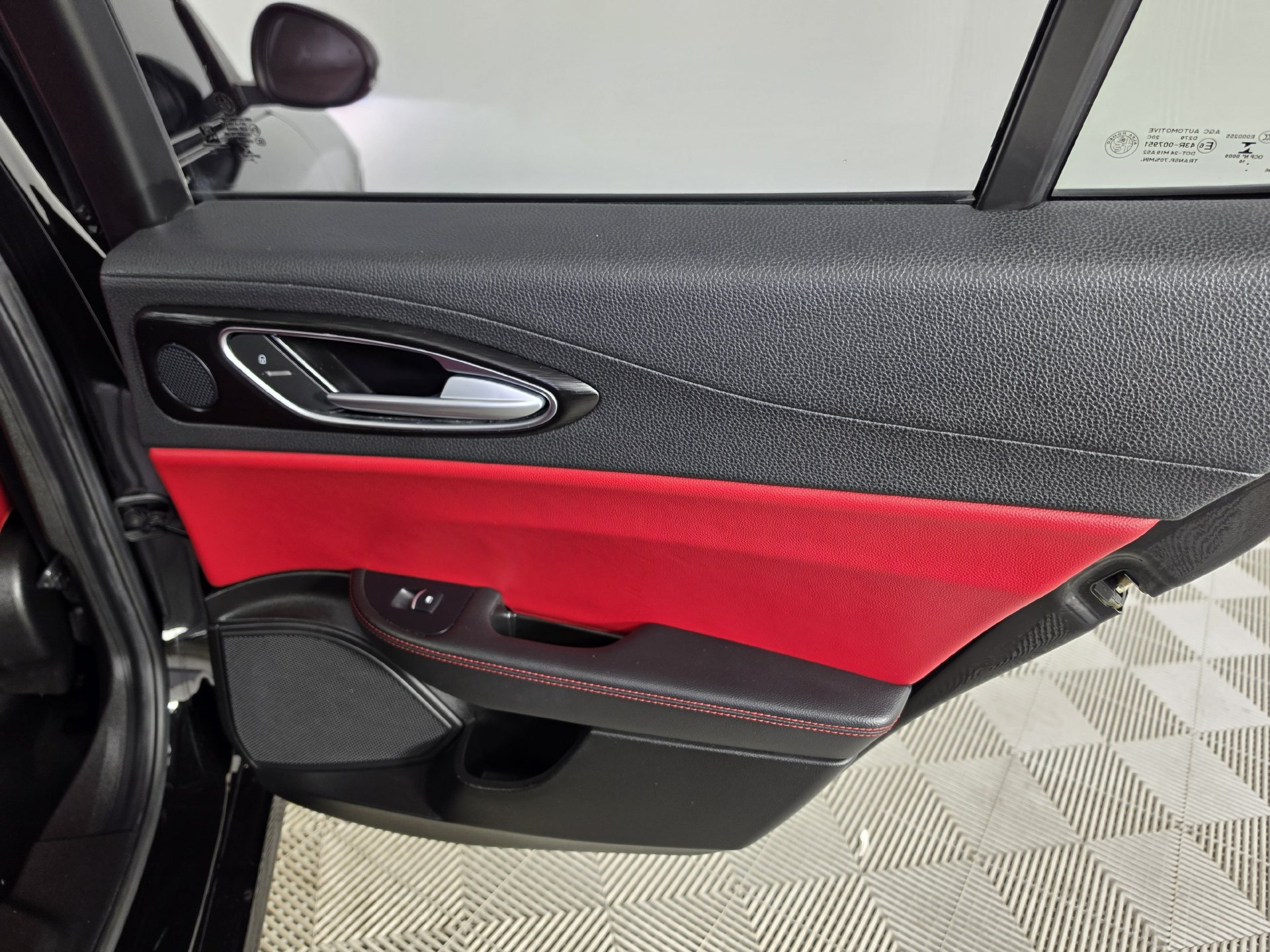 Used 2017 Alfa Romeo Giulia RWD image 32