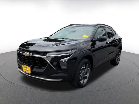 Used 2025 Chevrolet Trax LT FWD image 5