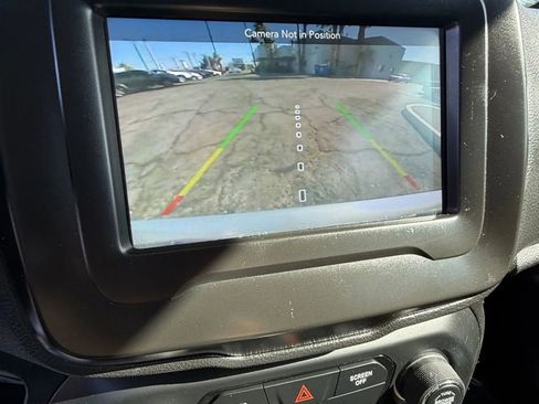 Used 2018 Jeep Renegade Latitude w/ Popular Equipment Group image 17