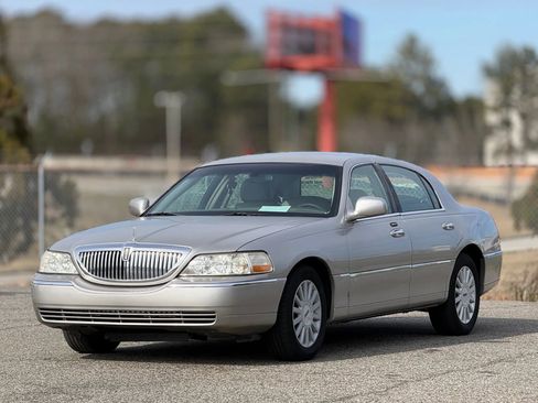 Used 2005 Lincoln Town Car Signature image 6