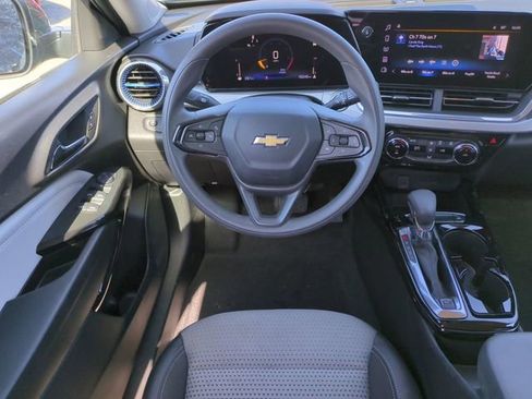 Certified 2025 Chevrolet Trax LT image 17