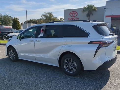 New 2026 Toyota Sienna XLE image 6