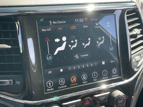 Used 2021 Jeep Grand Cherokee Laredo X image 8