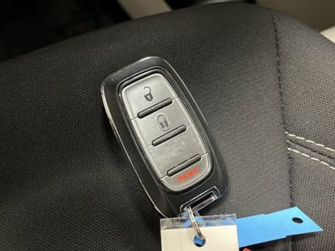 Used 2020 Chrysler Voyager L FWD image 37