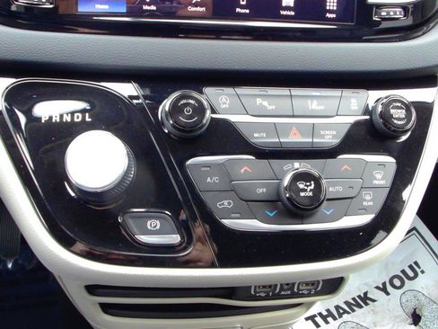 Used 2023 Chrysler Pacifica Touring-L image 23