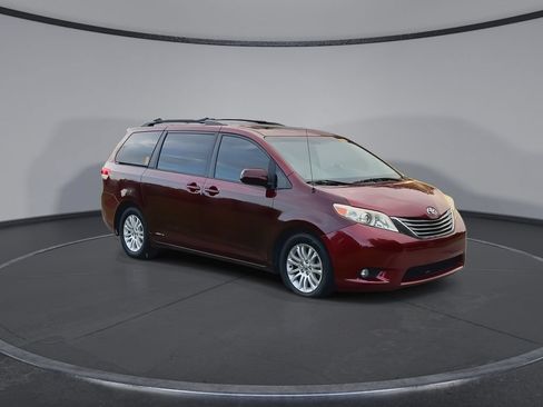 Used 2013 Toyota Sienna XLE FWD image 2