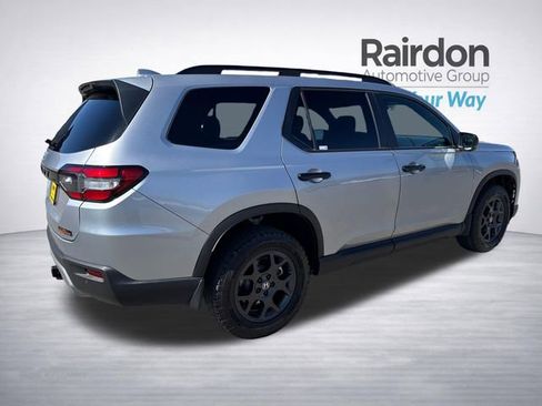 Used 2025 Honda Pilot TrailSport image 7