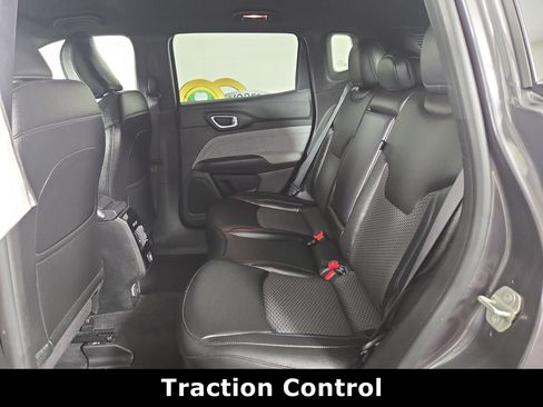 Used 2024 Jeep Compass Latitude AWD/4WD image 12