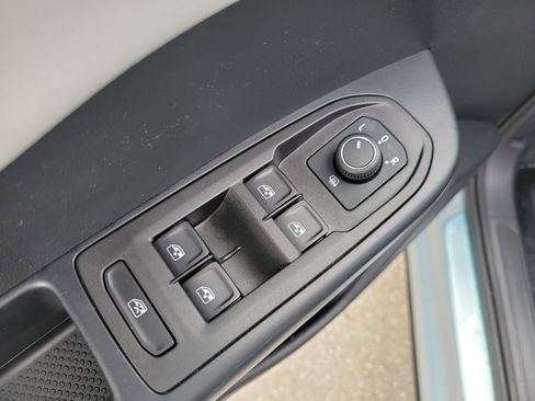 Used 2025 Volkswagen Taos SE image 21