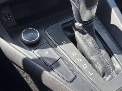 Used 2016 Ford Focus SE w/ SE Cold Weather Package FWD image 12