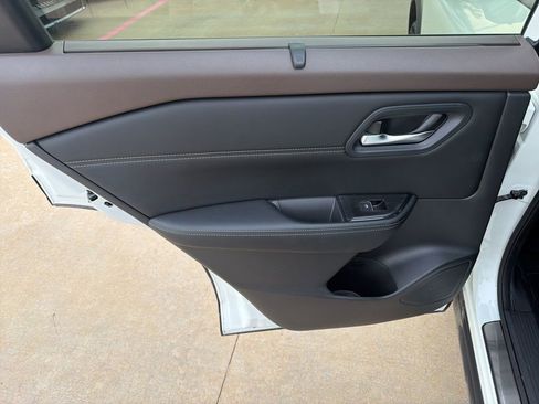 Used 2023 Nissan Rogue SL w/ SL Premium Package image 14