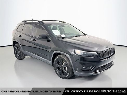 Used 2019 Jeep Cherokee Latitude Plus FWD image 3