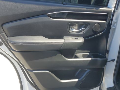 Used 2025 Honda Pilot Touring image 13