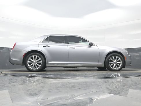 Used 2018 Chrysler 300 Touring image 31
