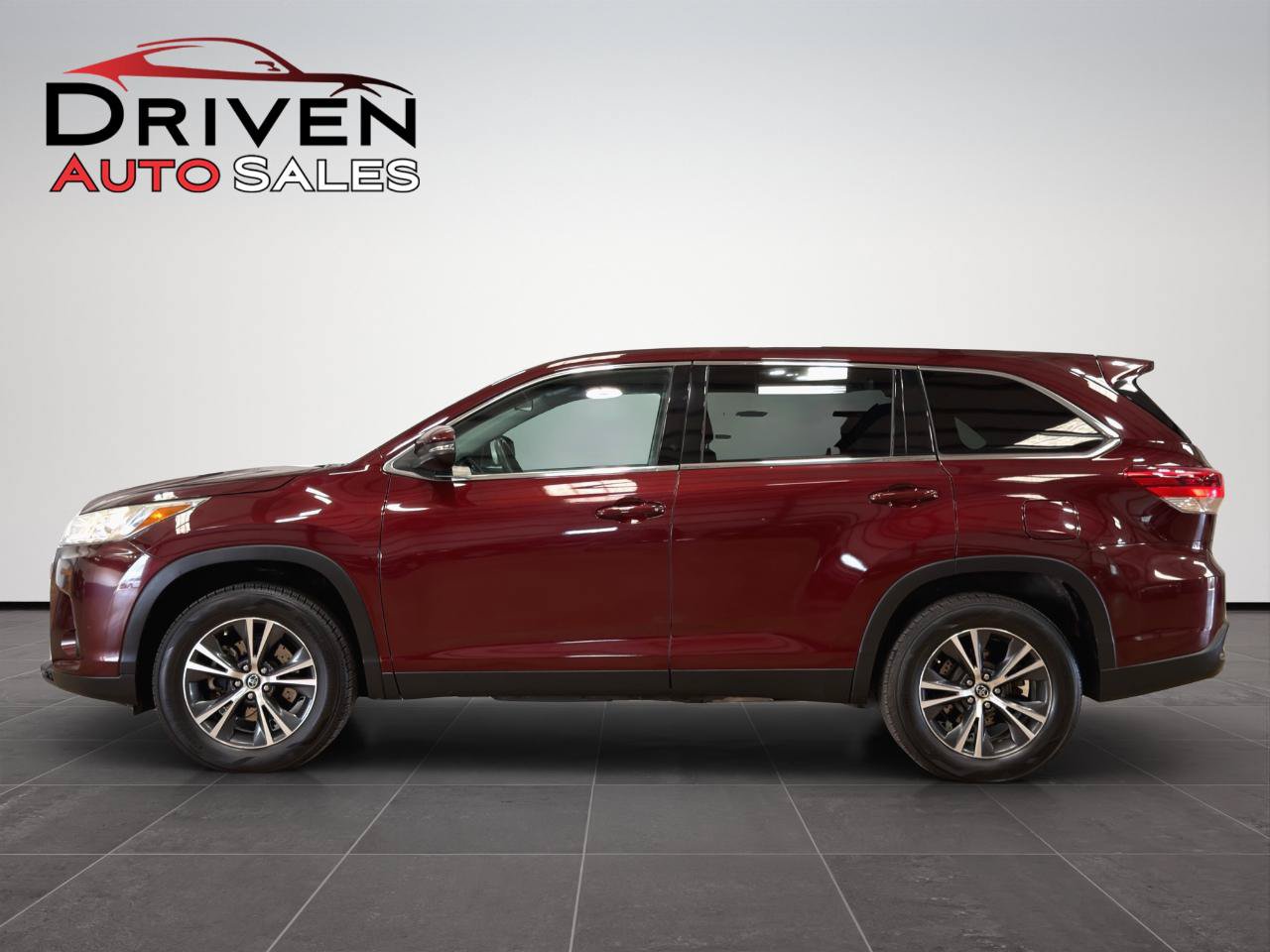 Used 2019 Toyota Highlander LE FWD image 2