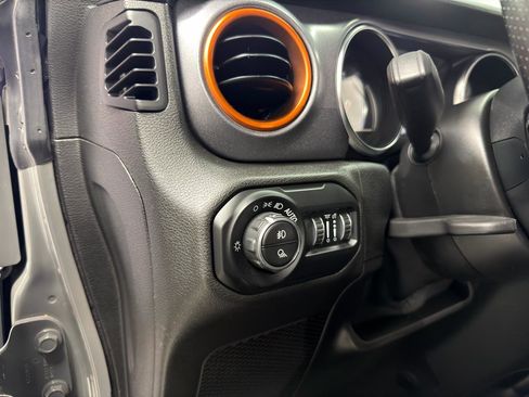 Used 2021 Jeep Gladiator Mojave w/ Cold Weather Group AWD/4WD image 16