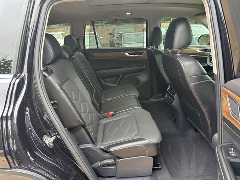 Used 2024 Volkswagen Atlas SE w/ Panoramic Sunroof Package FWD image 18