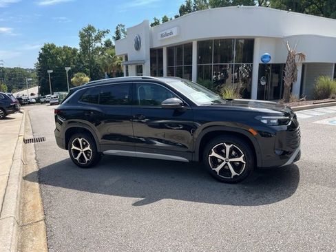 New 2025 Volkswagen Tiguan SE image 2