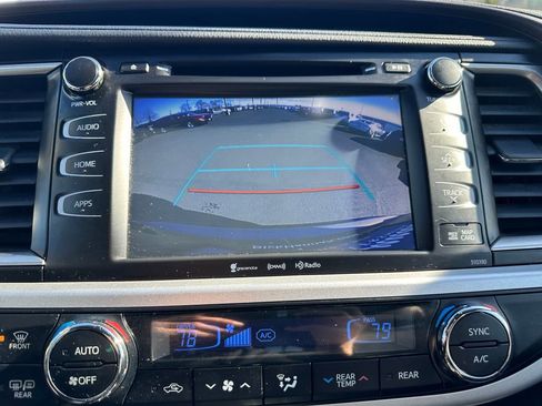 Used 2019 Toyota Highlander XLE image 17