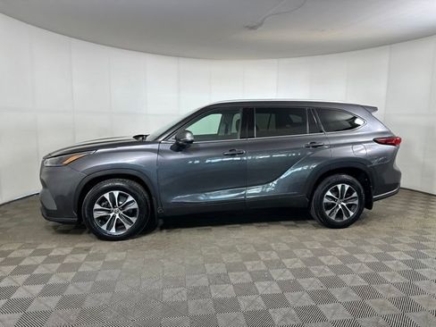 Used 2022 Toyota Highlander XLE image 6