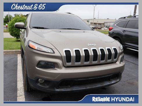 Used 2017 Jeep Cherokee Latitude w/ Comfort/Convenience Group AWD/4WD image 1