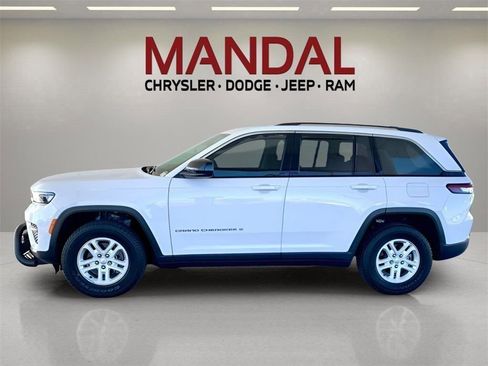 Used 2023 Jeep Grand Cherokee Laredo image 9