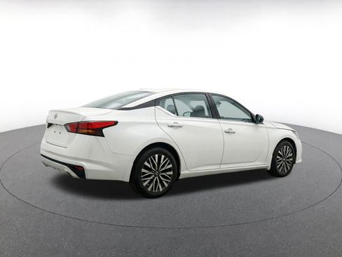 Used 2025 Nissan Altima 2.5 SV FWD image 11