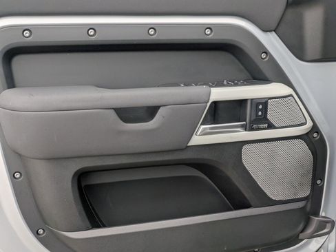 Used 2023 Land Rover Defender 130 X-Dynamic SE image 12