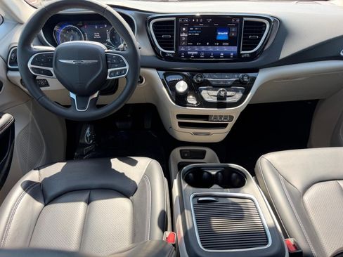 Used 2023 Chrysler Pacifica Touring-L FWD image 14