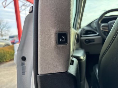 Used 2022 Chrysler Pacifica Touring-L image 22